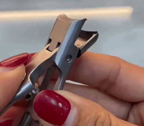 THE #1 PROFESSIONAL NAIL CLIPPER USED IN SALONS AND RECOMMENDED BY PODIATRISTS